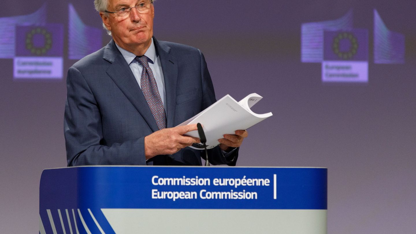 Michel Barnier, negociador jefe del Brexit, con uno de los documentos de la negociaciones. (EFE)