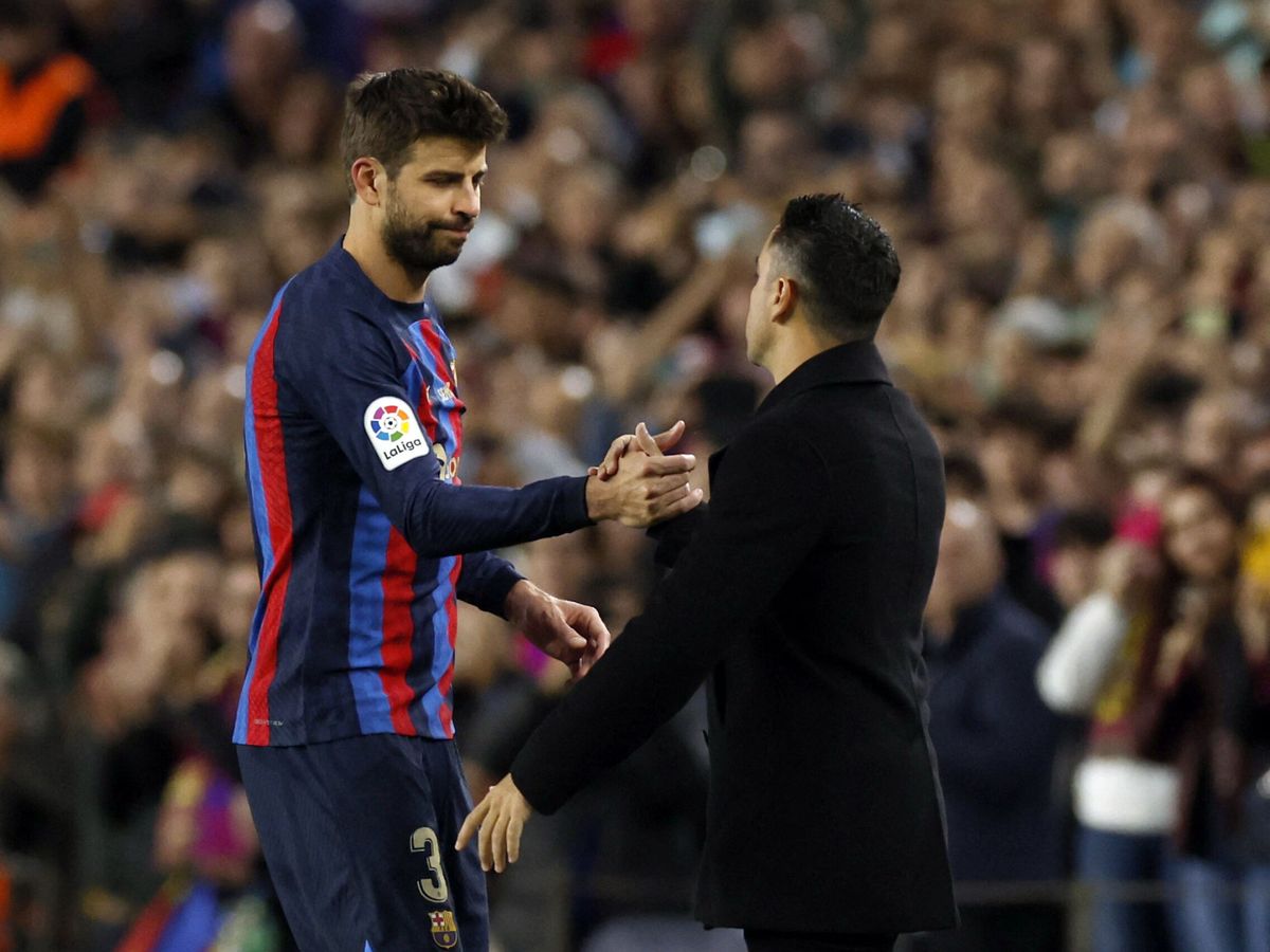 Foto: Piqué y Xavi se saludan tras la ovación al central culé en su retirada. (Reuters/Albert Gea)