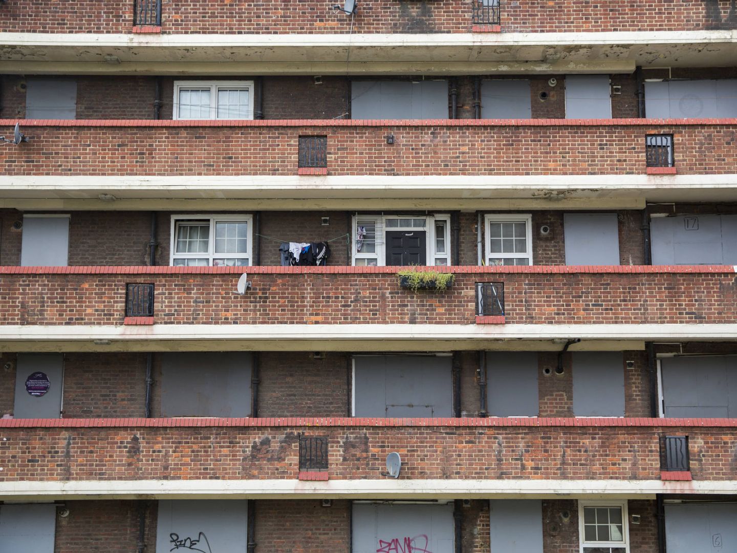 Un residente cuelga su colada fuera de su apartamento en Aylesbury Estate en el sur de Londres, en octubre de 2015. (Reuters)