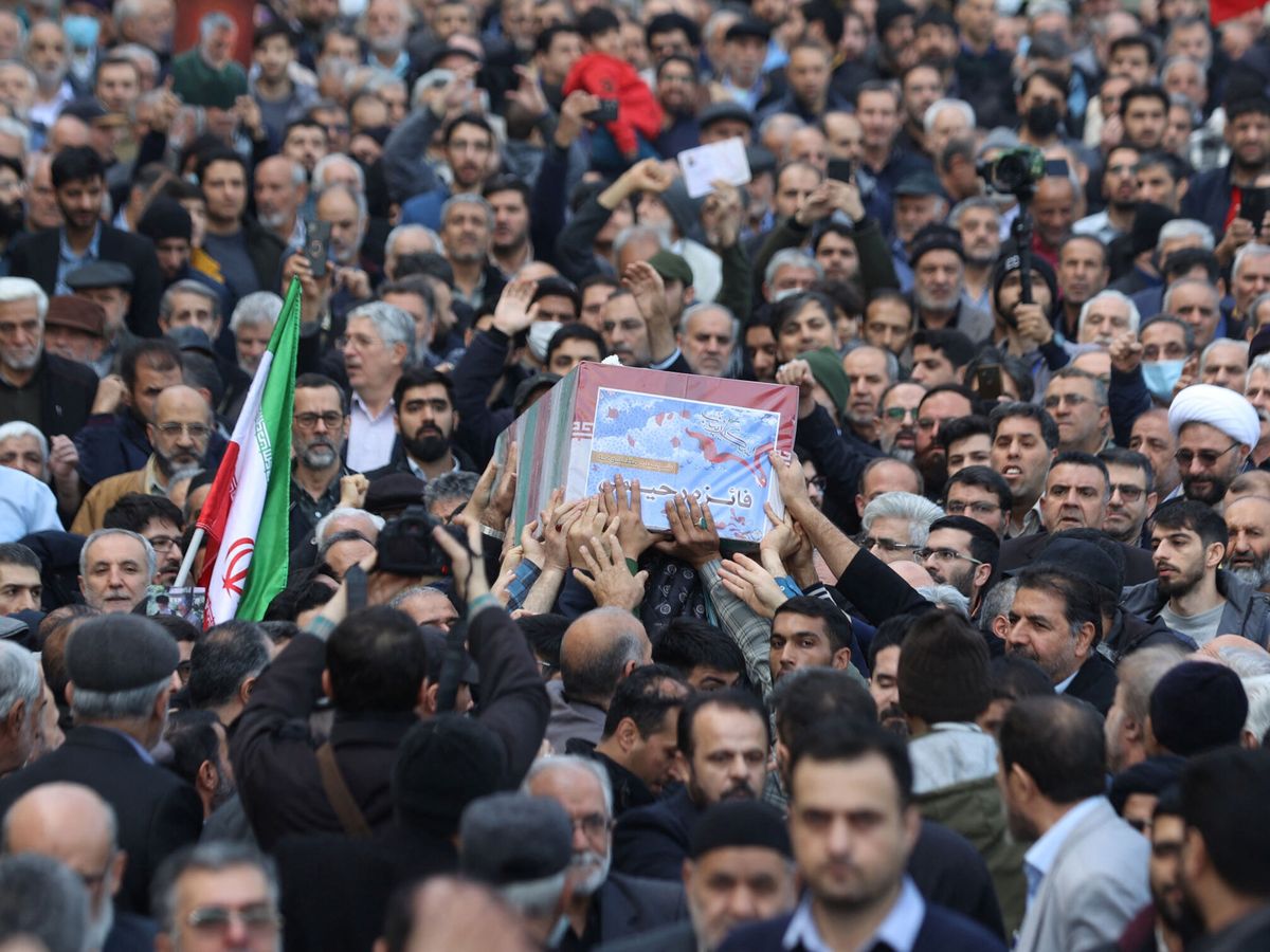 Foto: Funeral de una de las víctimas del atentado en Kermán (Irán). (Reuters/WANA/Majid Asgaripou)