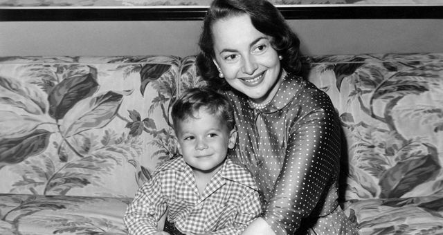 Olivia de Havilland y su hijo Benjamin.(Cordon Press)