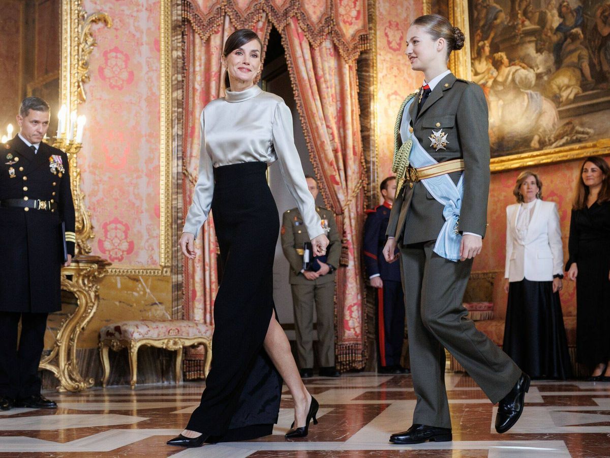 Foto: Doña Letizia y la princesa Leonor, durante el acto. (Europa Press)