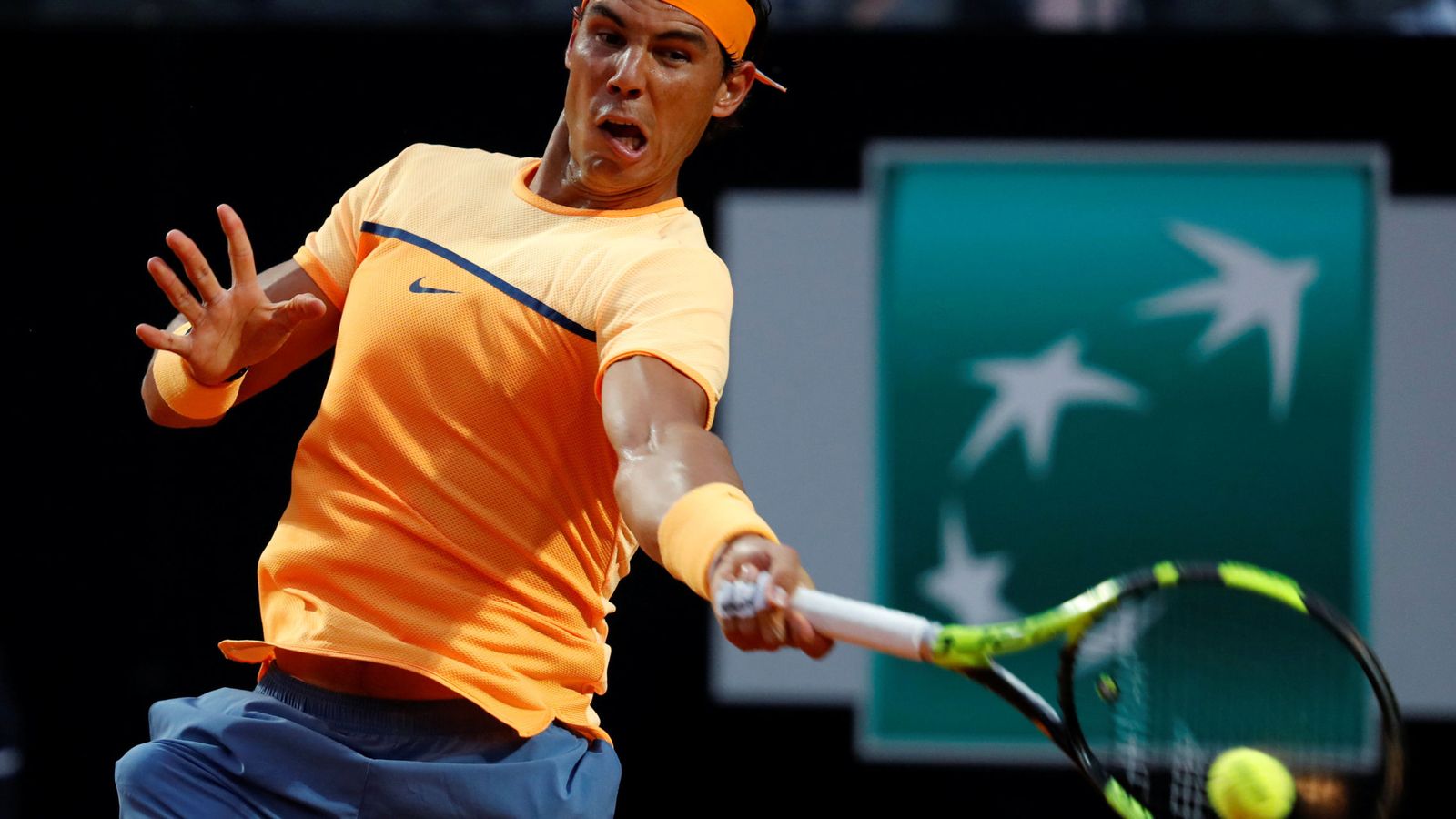 Foto: Rafa Nadal golpea la bola contra Kyrgios (Reuters)