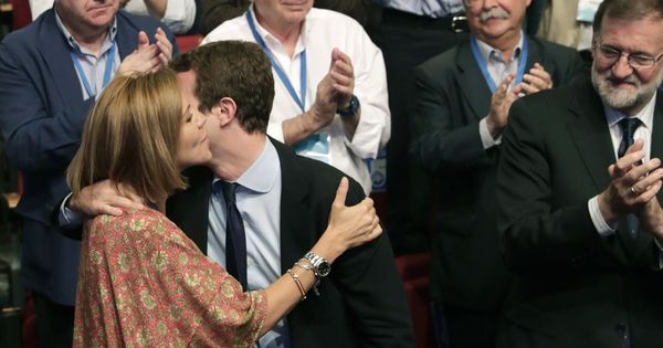 Foto: María Dolores de Cospedal besa a Pablo Casado tras ser elegido sucesor de Mariano Rajoy, el pasado 21 de julio en Madrid. (EFE)
