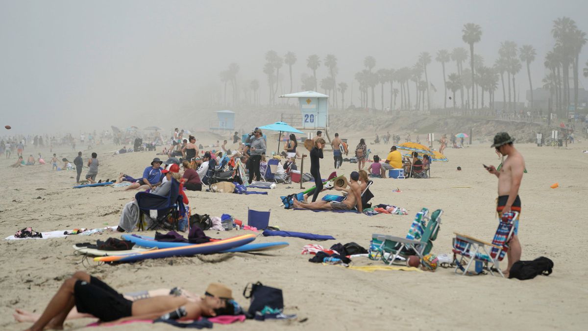 La pandemia no frena al buen tiempo en EEUU: las playas de California, abarrotadas