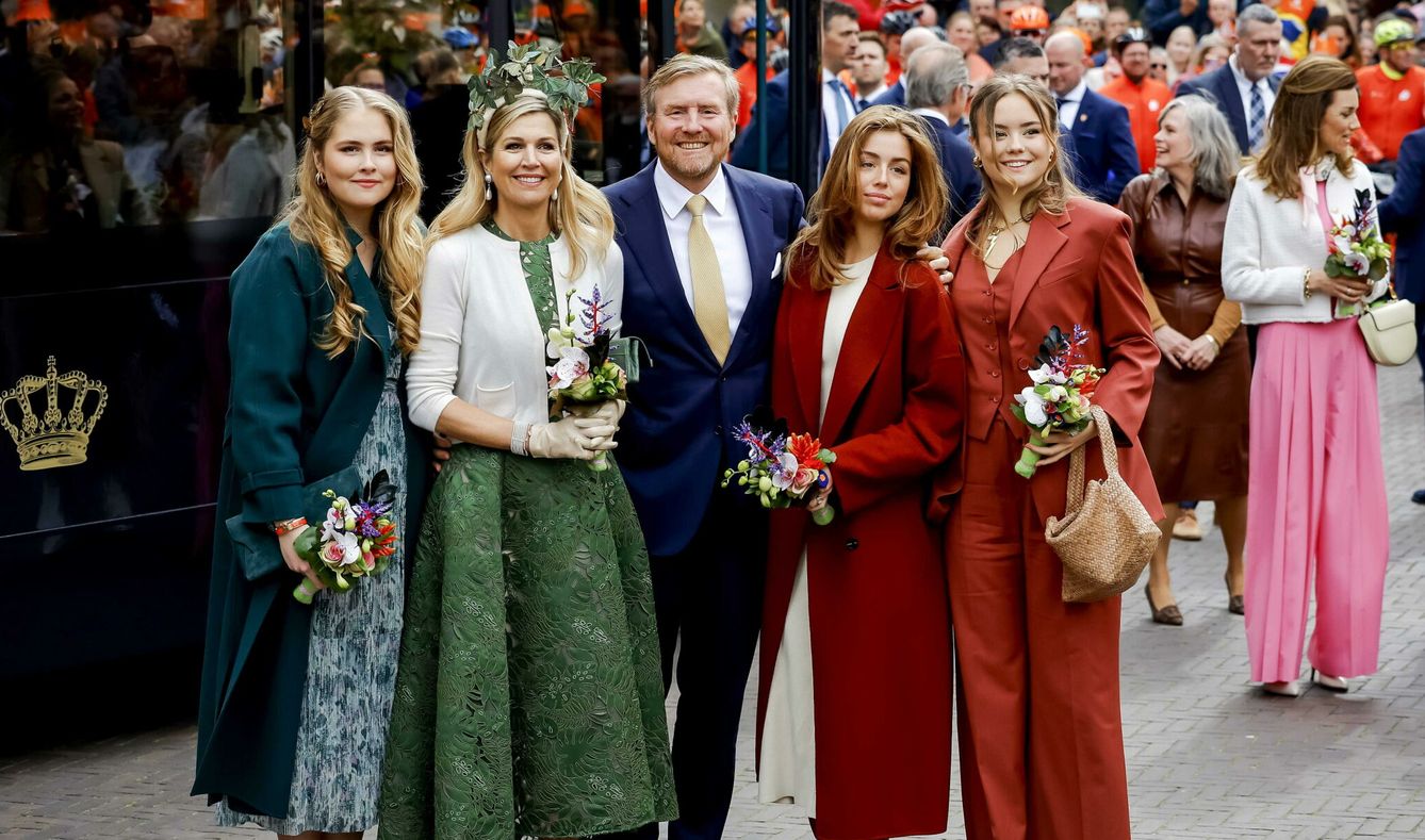 Los reyes de Holanda con sus tres hijas en el Koningsdag. (Efe/EPA/Ramon van Flymen)