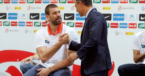 Foto: Pedro Sánchez, con Marc Gasol antes de que la Selección pusiera rumbo a China. (EFE)
