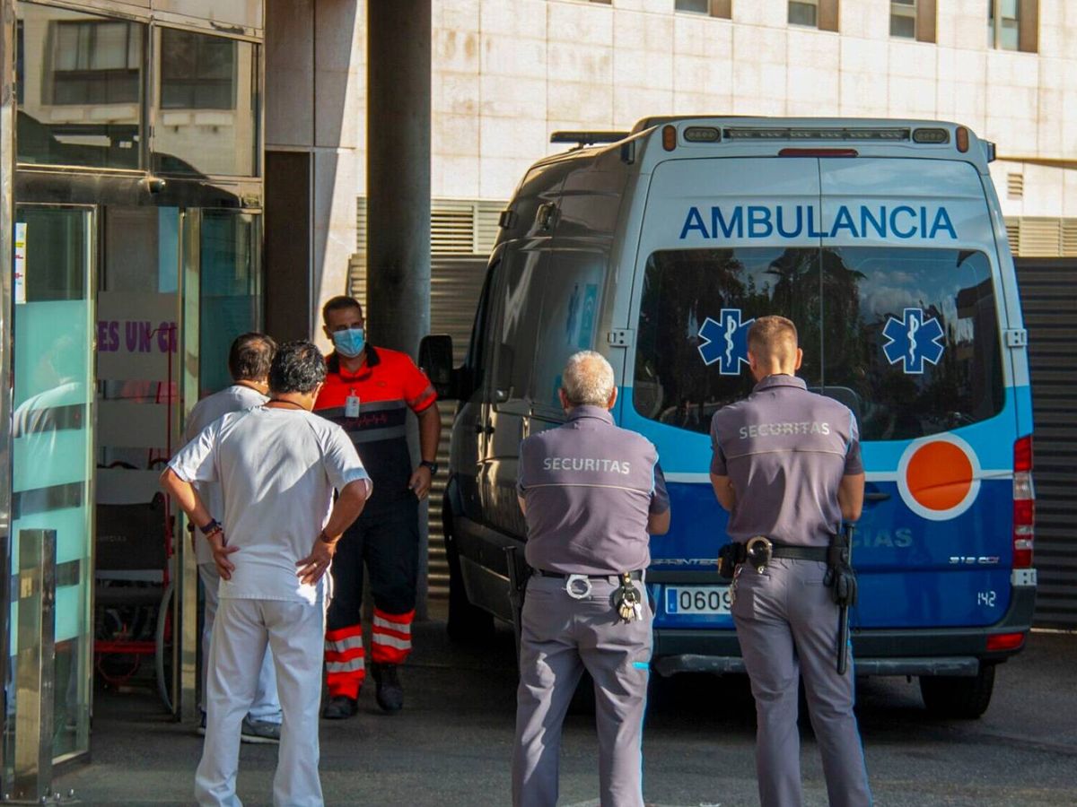 Foto: Ángeles Béjar llega en ambulancia al servicio de urgencias del hospital Santa Ana de Motril. (EFE)