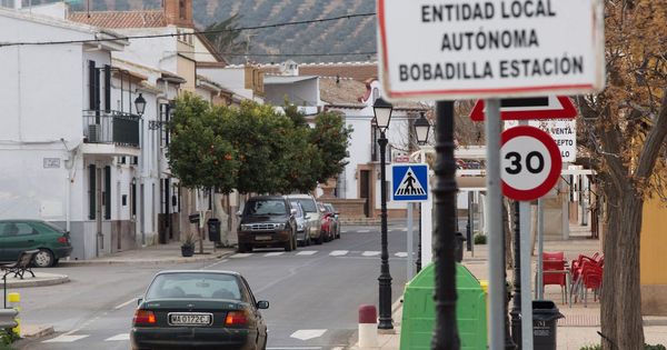 Foto: - Vista de la entrada a Bobadilla, la localidad malagueña de Antequera. (EFE)