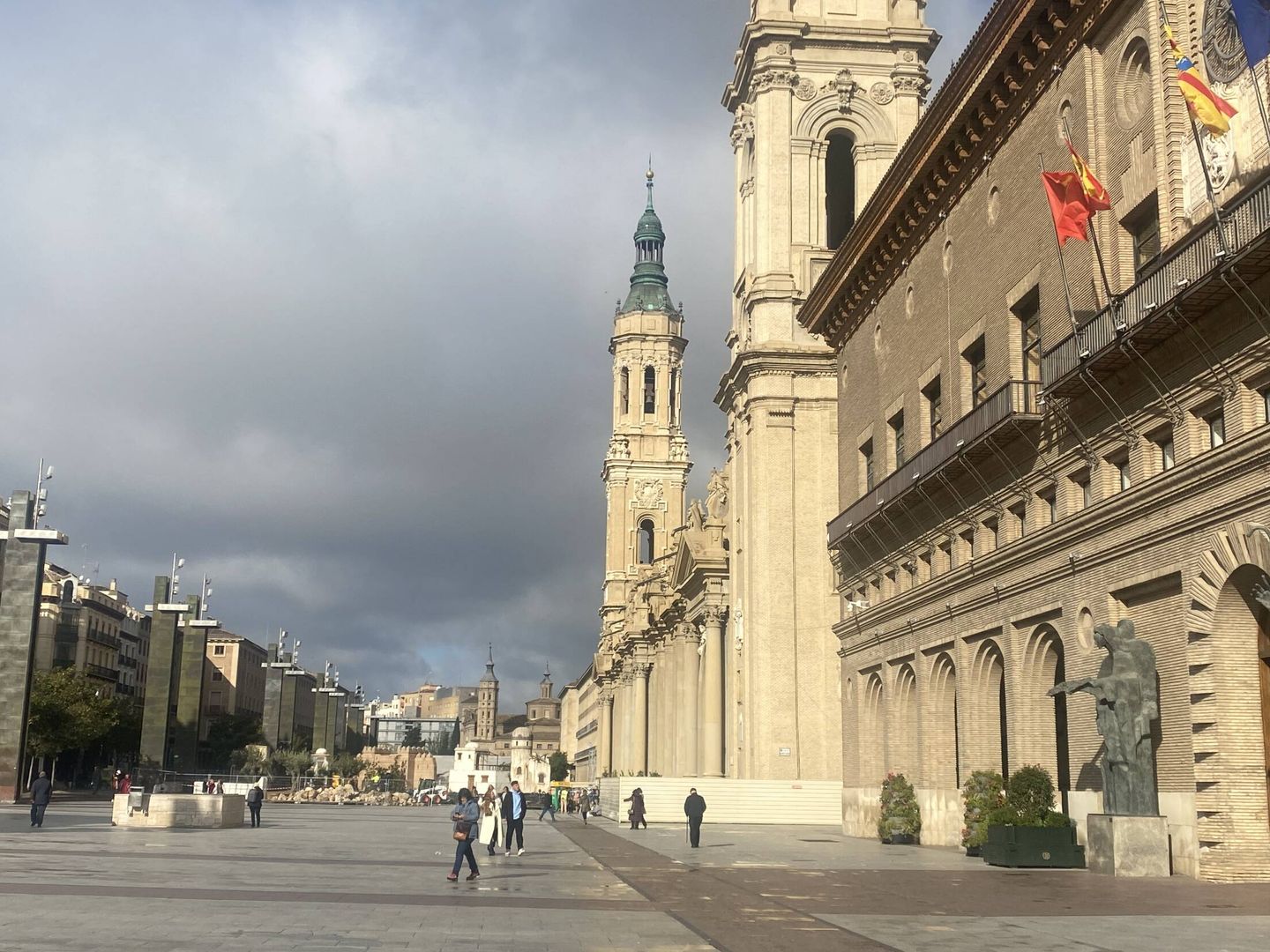 Tres de las torres del Pilar están valladas por el desprendimiento de piedras. En primer término, la de Santiago, junto al ayuntamiento. (G.C.)
