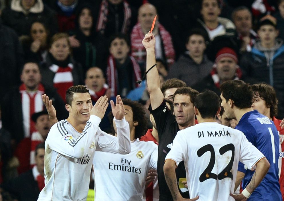 Foto: Cristiano Ronaldo, en el momento de ser expulsado por Ayza Gámez (Reuters)