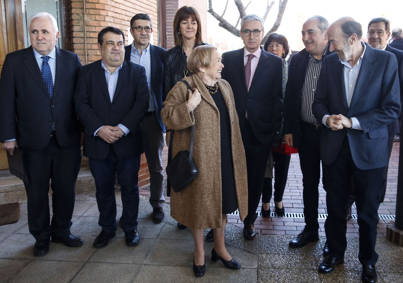 El exsecretario general del PSOE Alfredo Pérez Rubalcaba (d) conversa con María Teresa Castells (EFE)