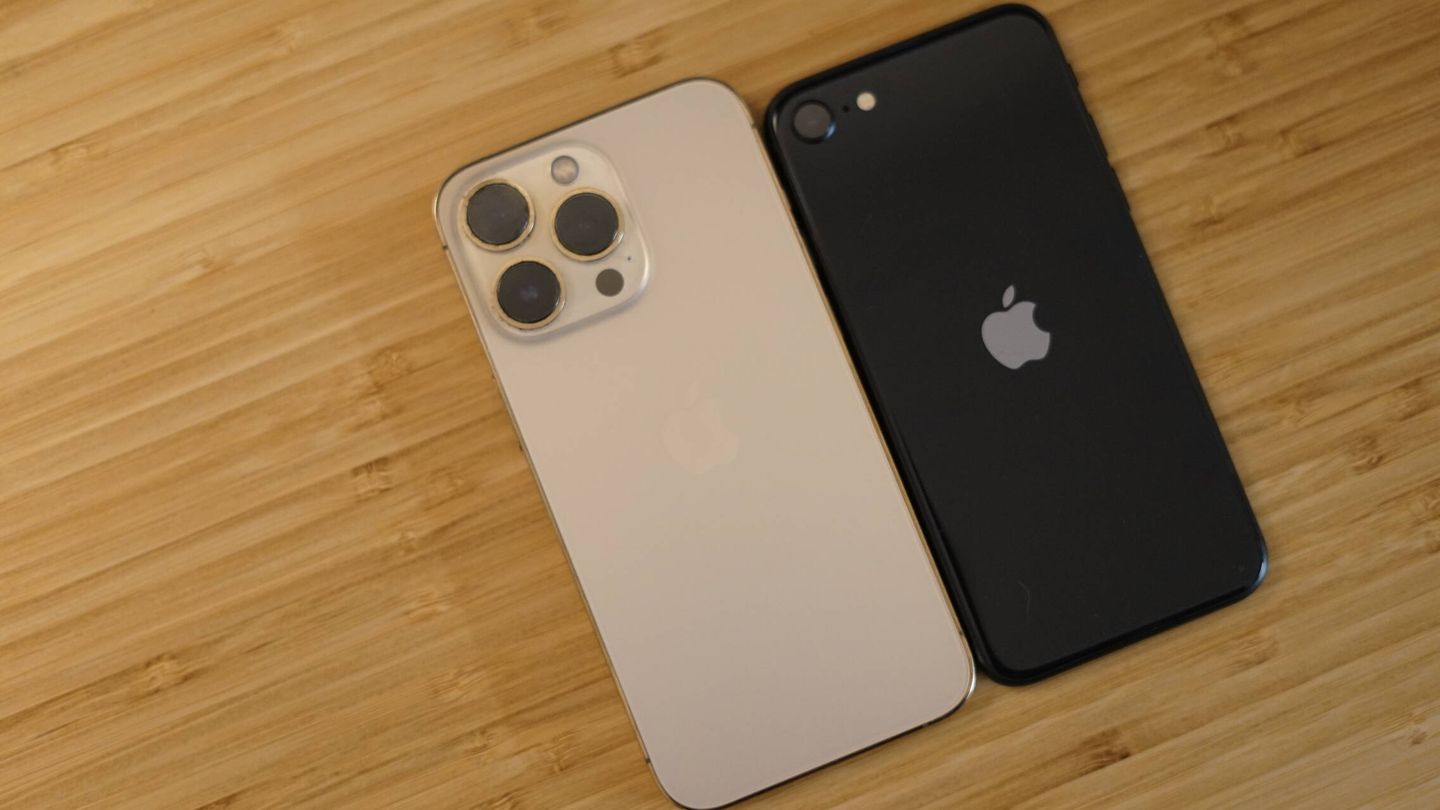 iPhone 13 Pro vs. iPhone SE. (M. McLoughlin)