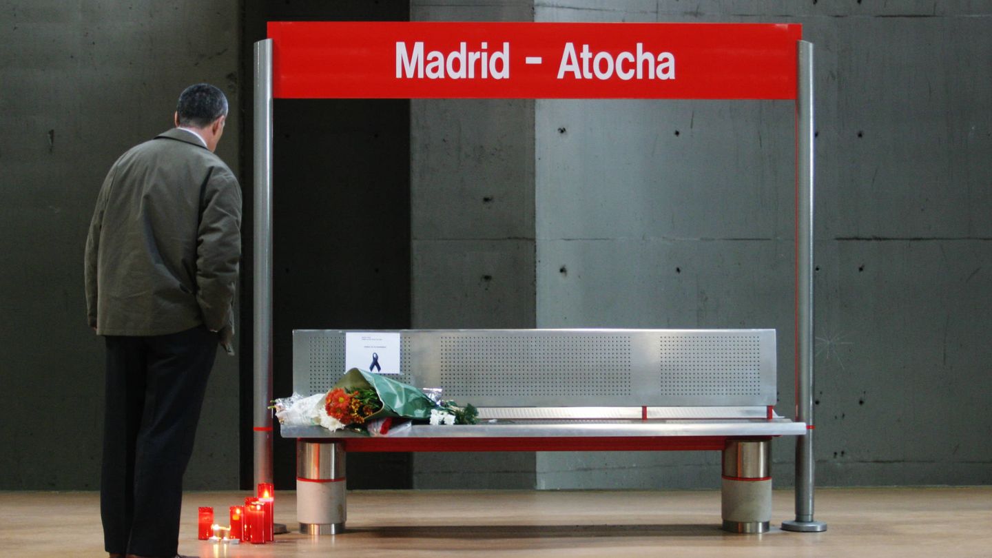 Un hombre rinde homenaje a las víctimas de los atentados en su primer aniversario. (EFE)