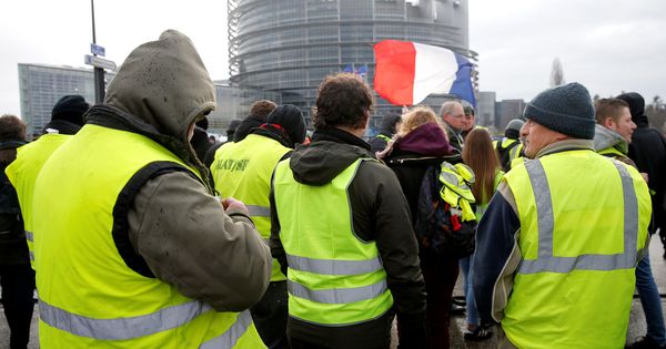 Foto: Chalecos amarillos frente a la sede del Parlamento Europeo en Estrasburgo (REUTERS)