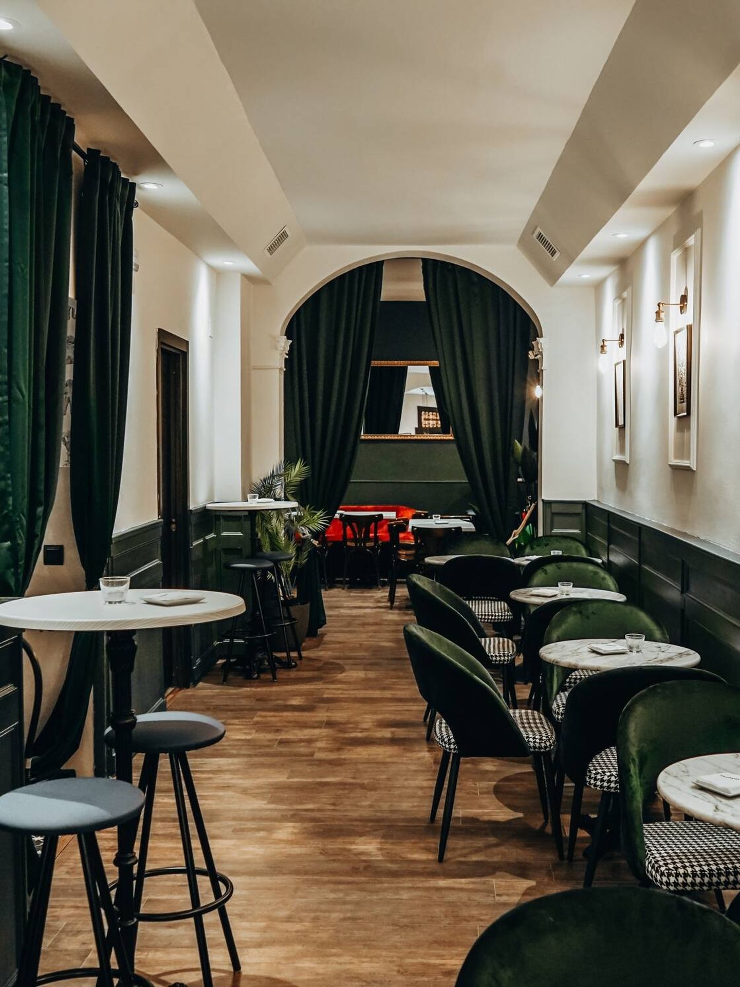 La sala de la coctelería Momus se inspira en el ambiente de un speakeasy. (Cortesía)