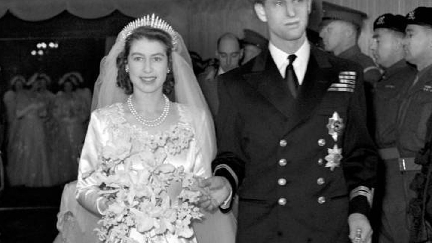  La reina Isabel II y el duque de Edimburgo, Felipe Mountbatten, el día de su boda. (Archivo)