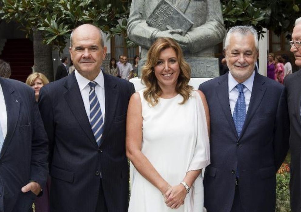 Foto: Susana Díaz (c), con los expresidentes andaluces José Rodríguez de la Borbolla (i), Manuel Chaves (2i), José Antonio Griñán (2d) y Rafael Escuredo (d) (EFE)