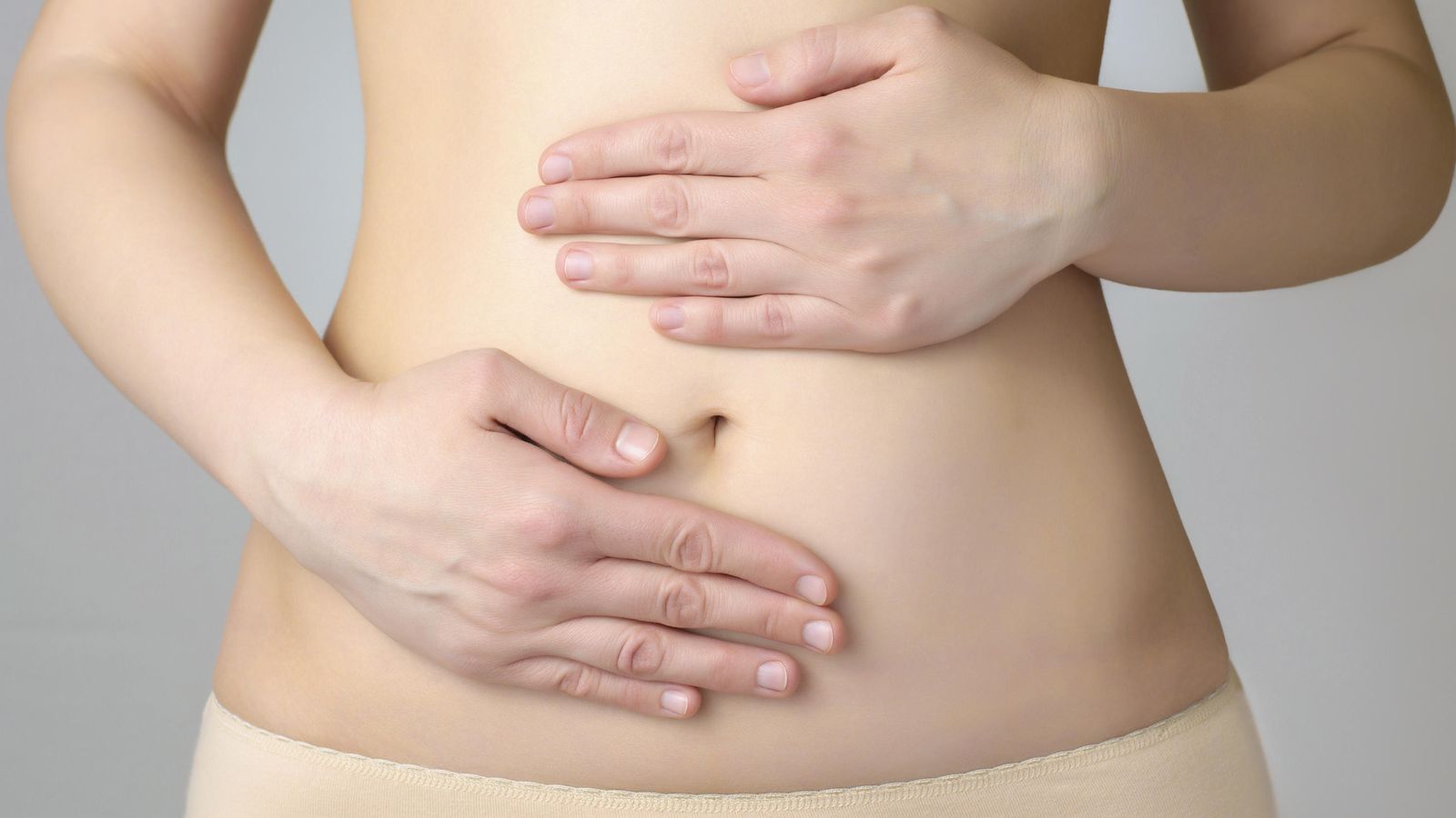 Foto: La endometriosis suele causar intensos dolores abdominales. (iStock)
