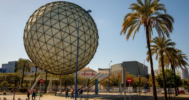 Vista de uno de los símbolos de la Expo 92, la esfera bioclimática. (EFE/Julio Muñoz)