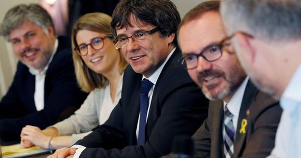 Foto: El expresidente de la Generalitat Carles Puigdemont (c), junto a la portavoz de JxCAT, Elsa Artadi (2-i), y el vicepresidente primero del Parlament, Josep Costa. (EFE) 