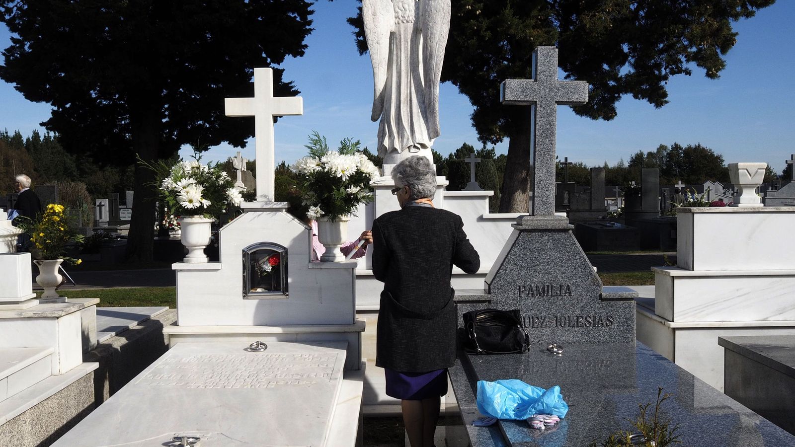 Foto: Una mujer adecenta la sepultura de algún familiar o allegado en la víspera del Día de Todos los Santos. (EFE)