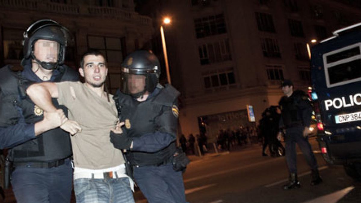 La Policía desaloja a cientos de 'indignados' de la Puerta del Sol