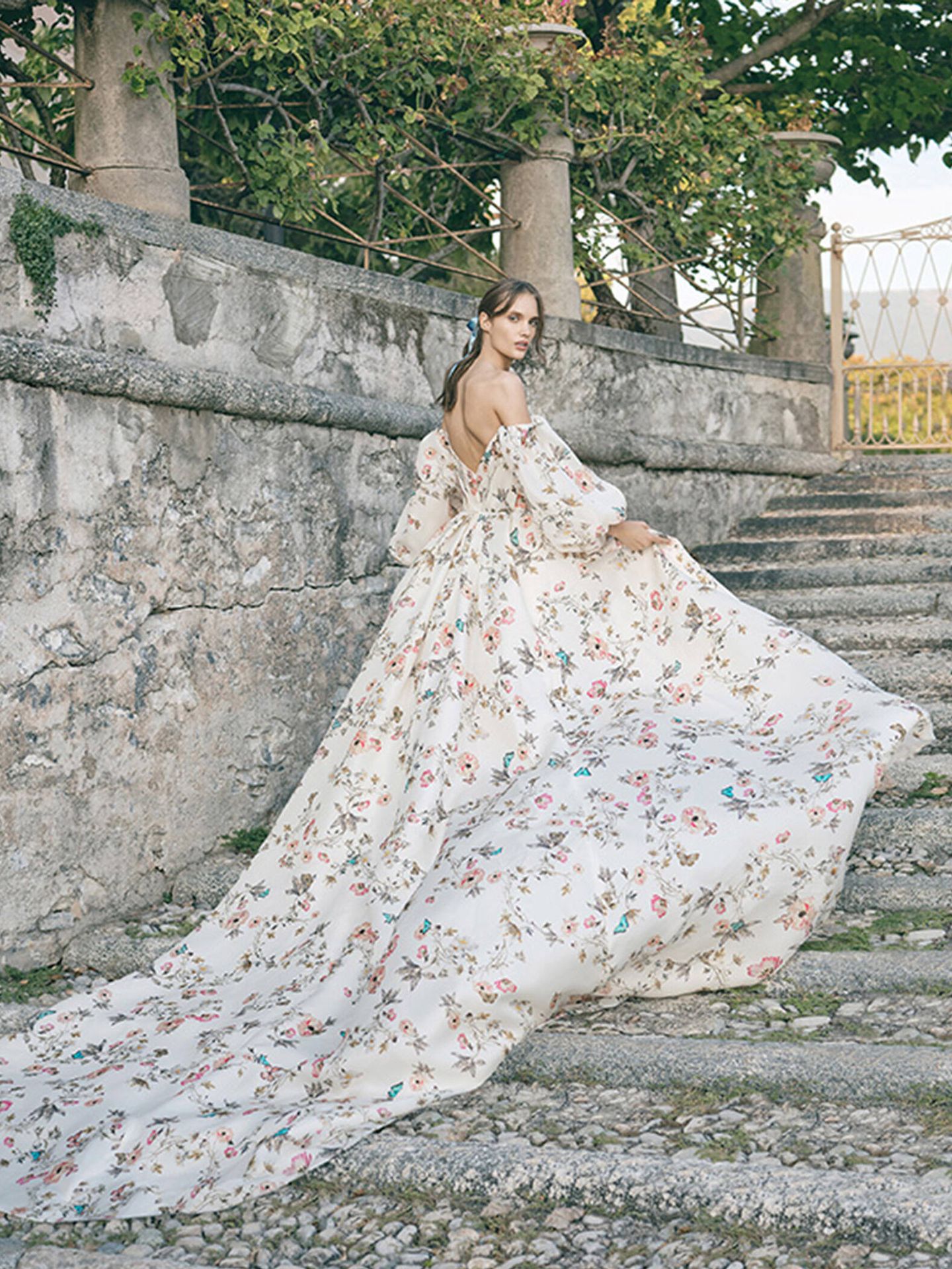 Vestido de novia con estampado de flores de Monique Lhuillier. (Cortesía)