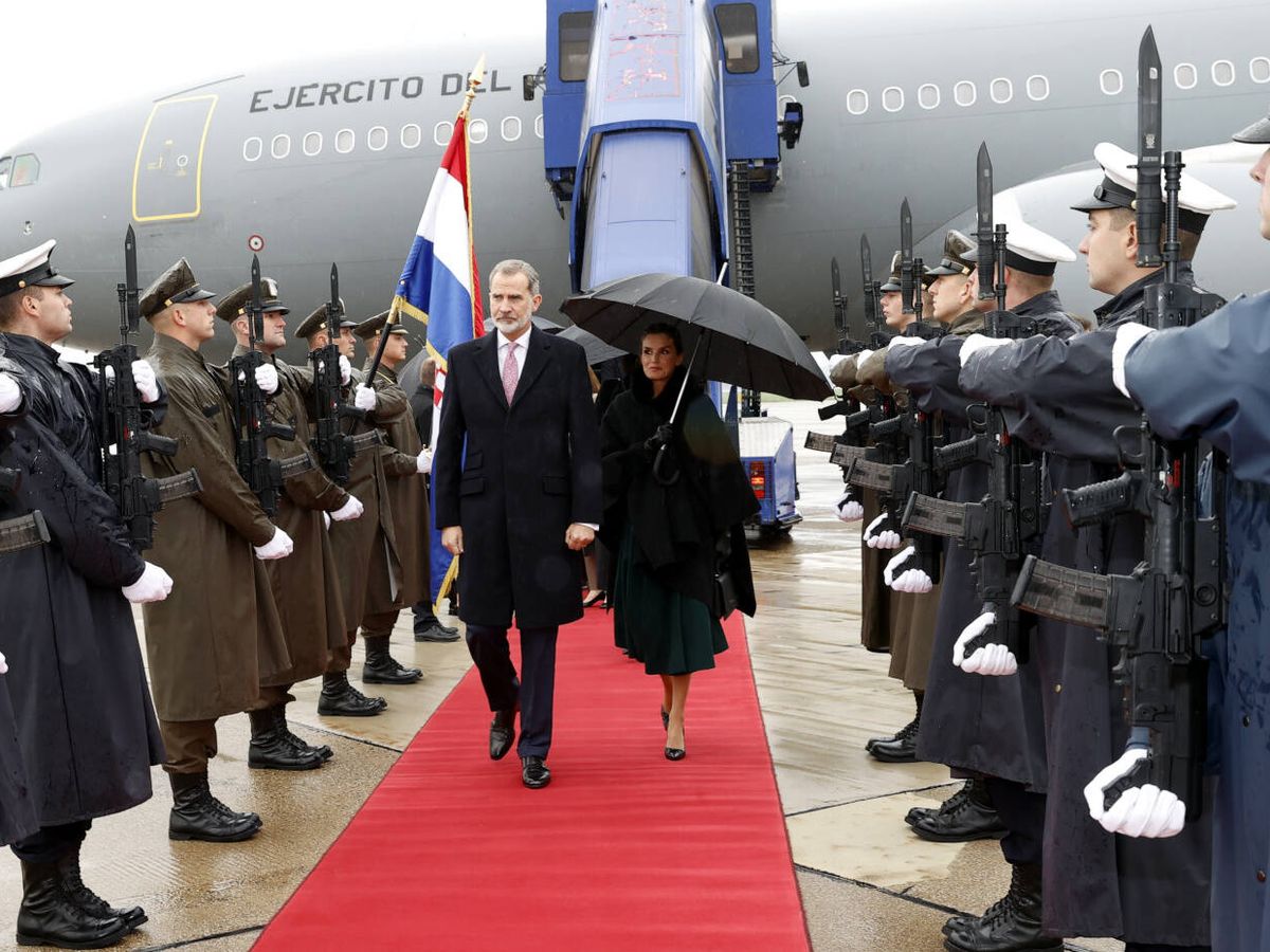 Foto: Los Reyes, a su llegada al aeropuerto de Zagreb. (Casa Real)