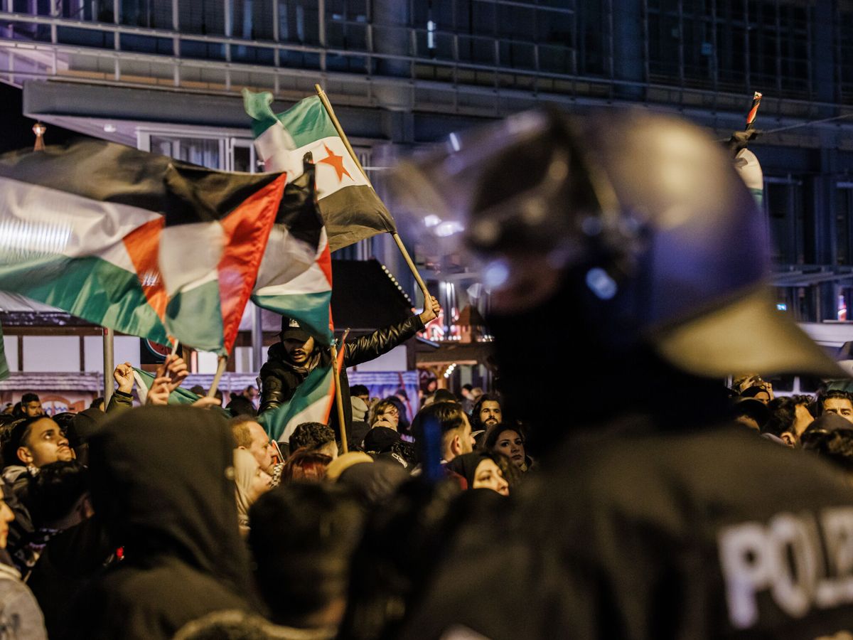 Foto: Archivo: agentes de policía con casco montan guardia en el lugar de los hechos durante una protesta en solidaridad con los palestinos. (EFE / Clemens Bilan)
