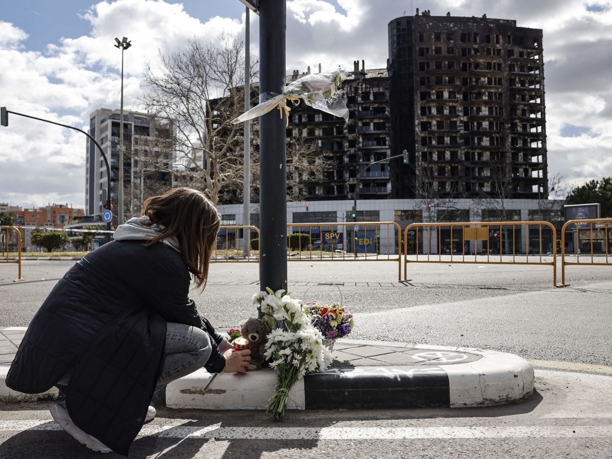 Foto: Ramos de flores recuerdan a los fallecidos en el incendio. (EFE/Ana Escolar)