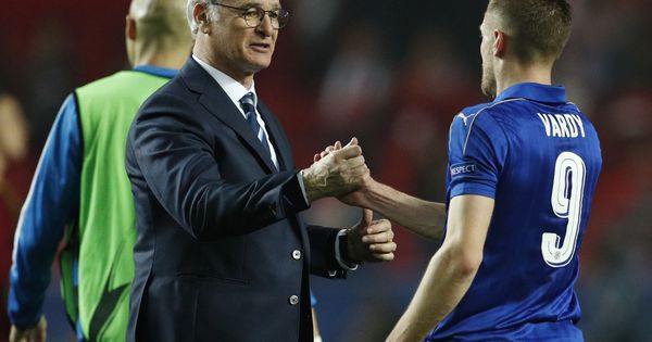 Foto: Claudio Ranieri felicita a Vardy tras un partido. (Reuters)