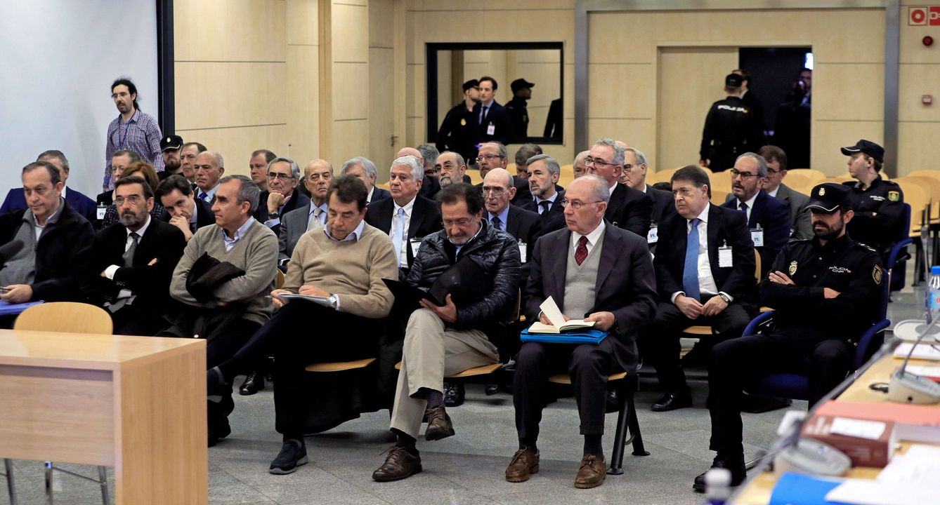 Rodrigo Rato y su equipo, en el juicio que se sigue en la Audiencia Nacional por el caso Bankia. (Reuters)