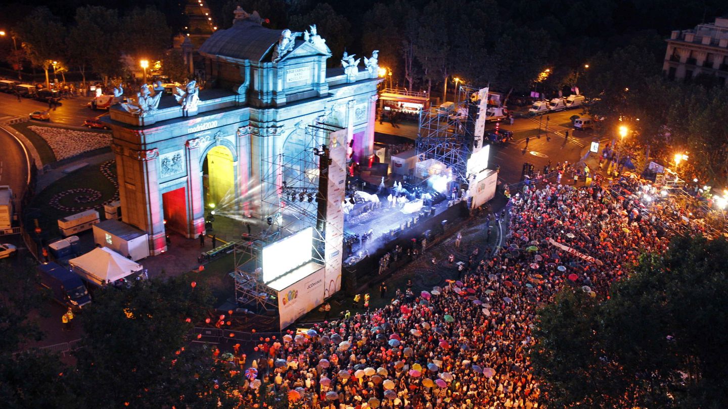 Decenas de madrileños se concentraron en 2013 en la Puerta de Alcalá a la espera de que el COI anunciase qué ciudad acogería los JJOO de 2020. (EFE/Ángel Díaz)