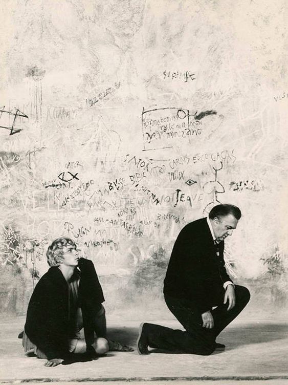 Martin Potter (Encolpio) y Federico Fellini en el rodaje de 'Satyricon'. 1969