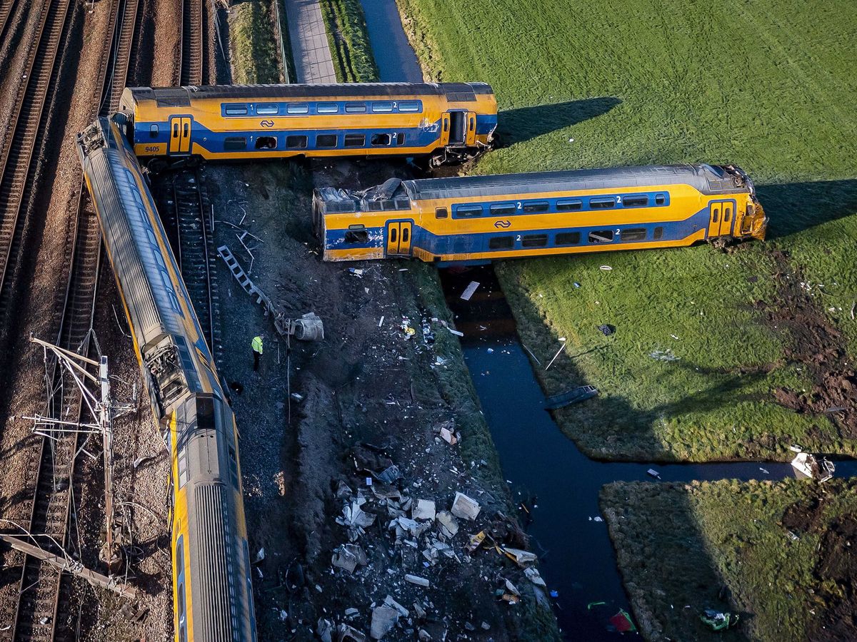Foto: Imagen del tren que ha descarrilado. (EFE/EPA/Remko De Wall)