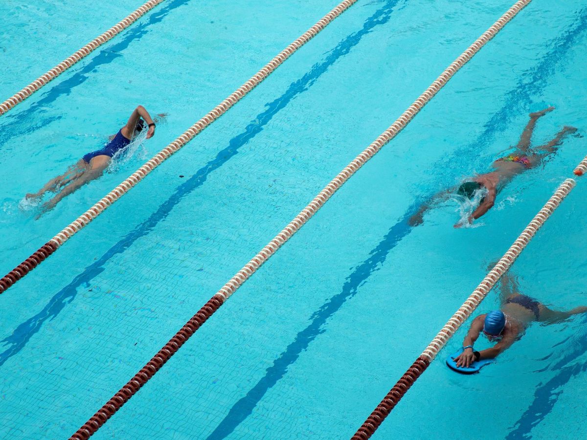Foto: La natación es el deporte aeróbico más completo y un gran truco para adelgazar (EFE/Enric Fontcuberta)