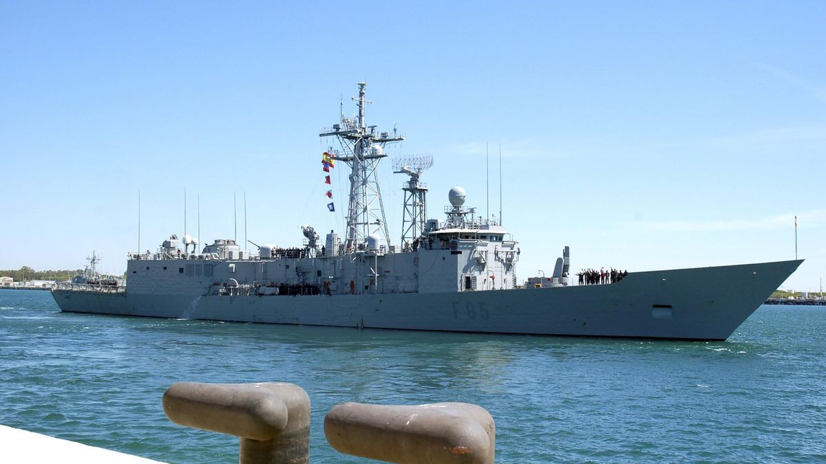 La fragata española Navarra libera en el Índico un pesquero secuestrado por piratas