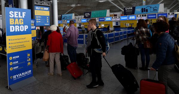Foto: Varias personas, haciendo cola en el aeropuerto de Stansted, Londres. (Reuters)
