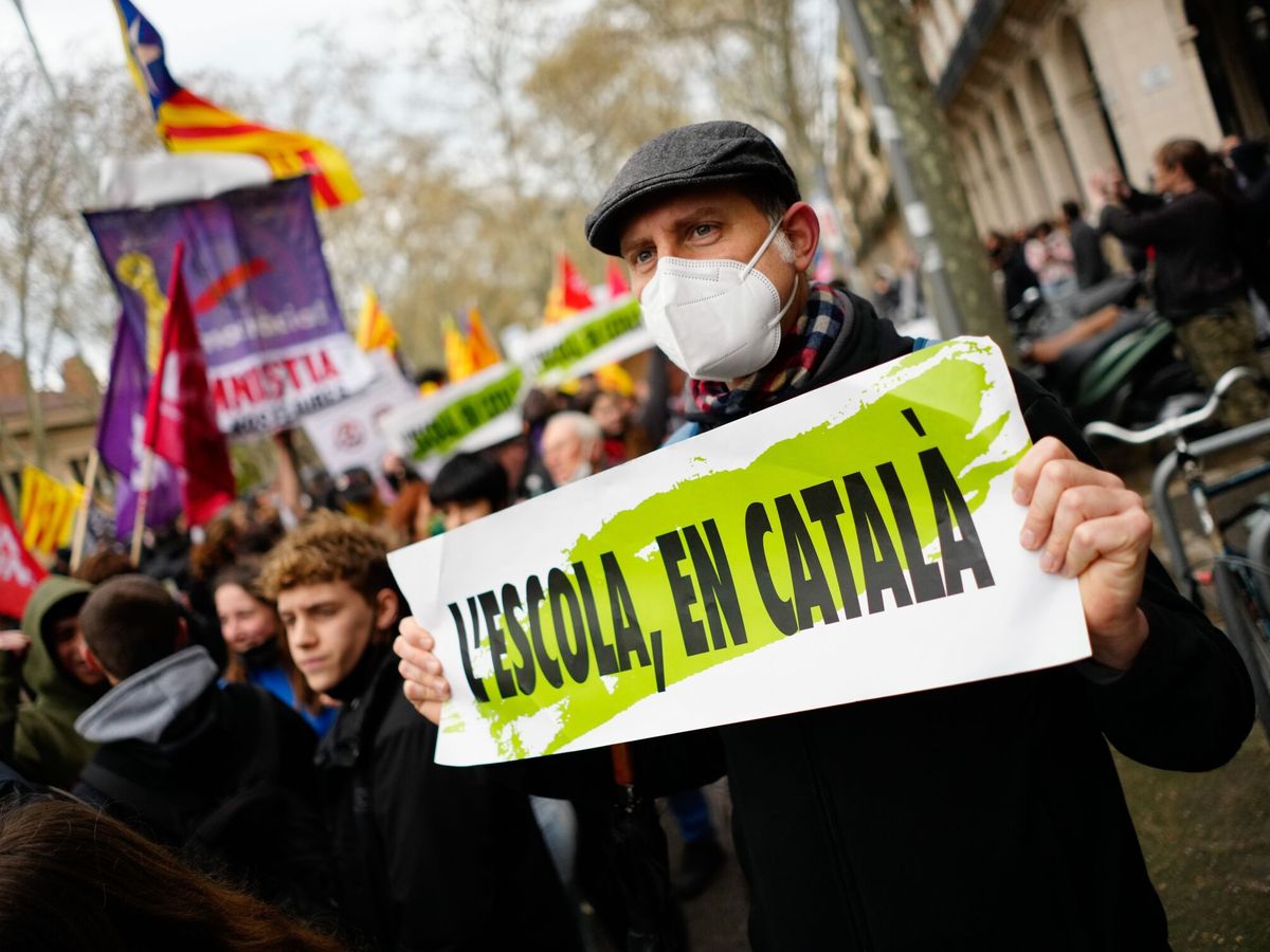 Foto: Manifestación en Barcelona en defensa de la inmersión lingüística. (EFE/ Enric Fontcuberta)