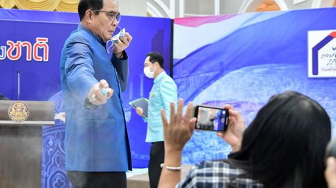 El primer ministro tailandés rocía con desinfectante a unos reporteros 