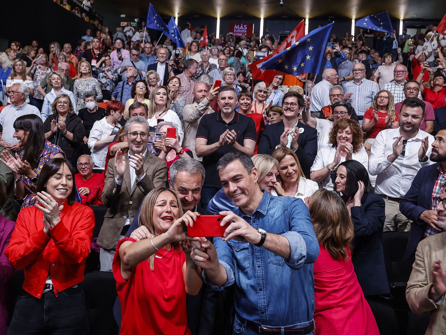 Pedro Sánchez y Zapatero, con cargos y militantes socialistas en el mitin de arranque de campaña de europeas en Valencia. (Europa Press/Rober Solsona)