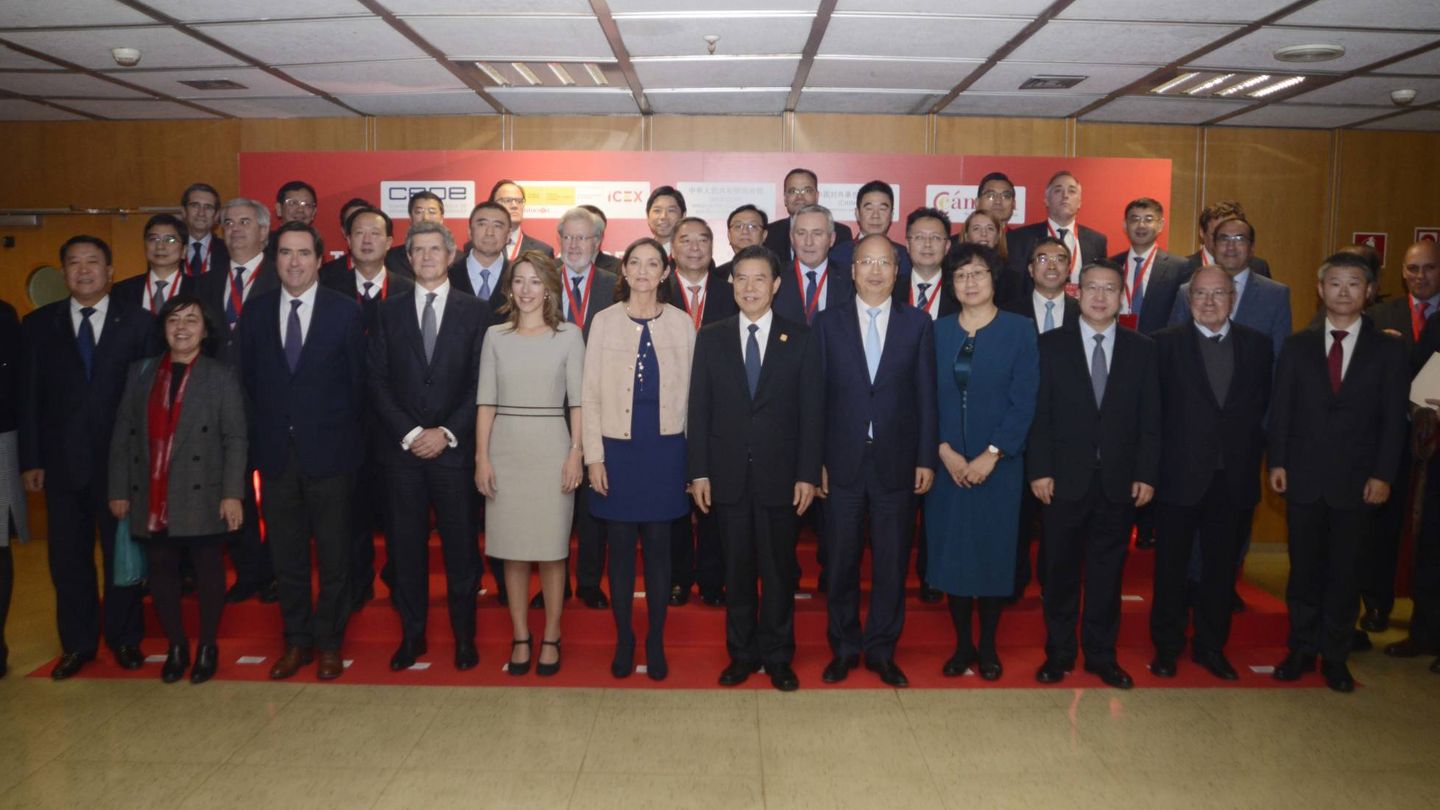 Foto de familia al término del consejo de empresas de España y China