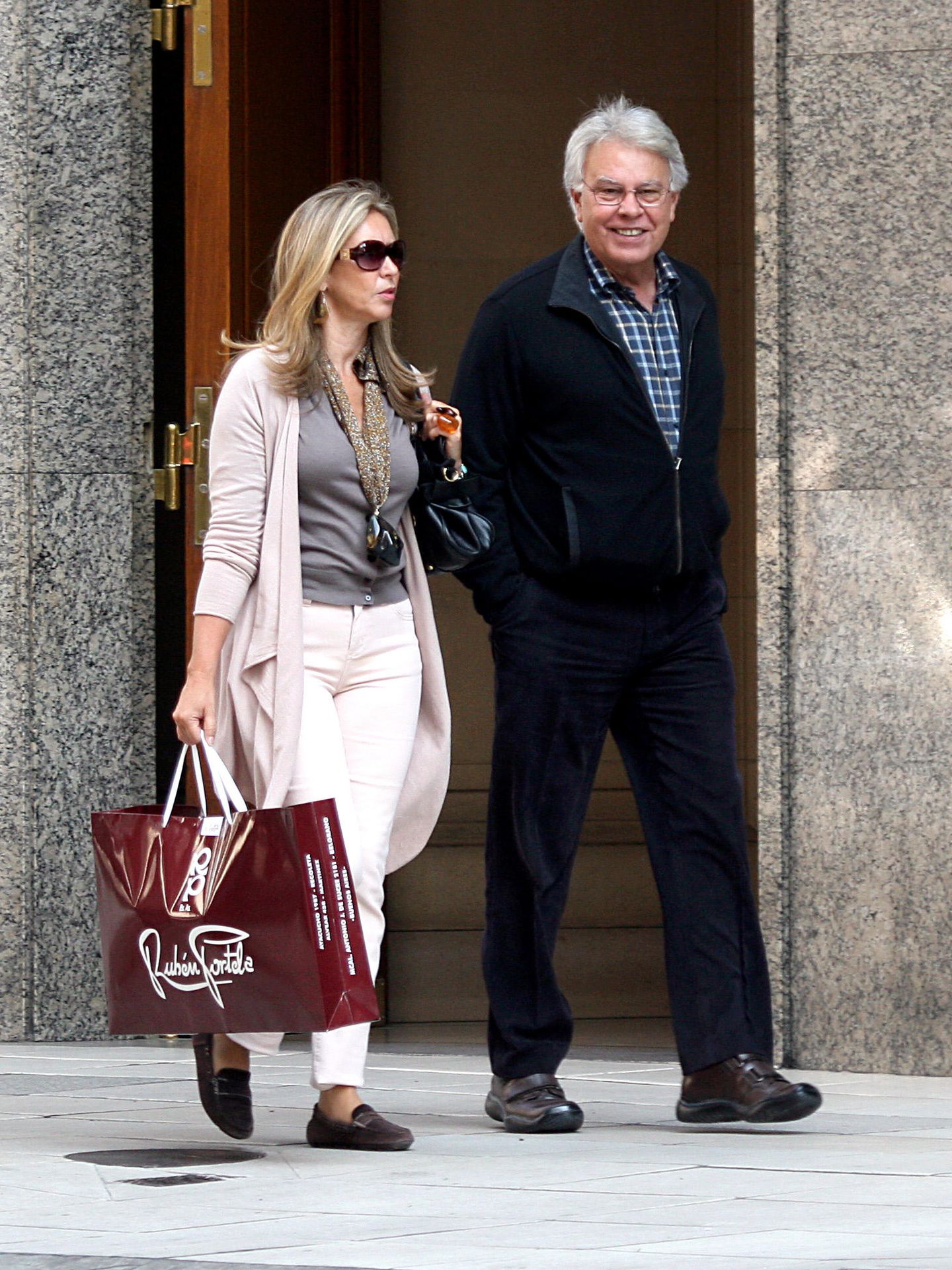 El expresidente Felipe Gonzalez y su mujer, María del Mar García Vaquero, paseando. (Gtres)