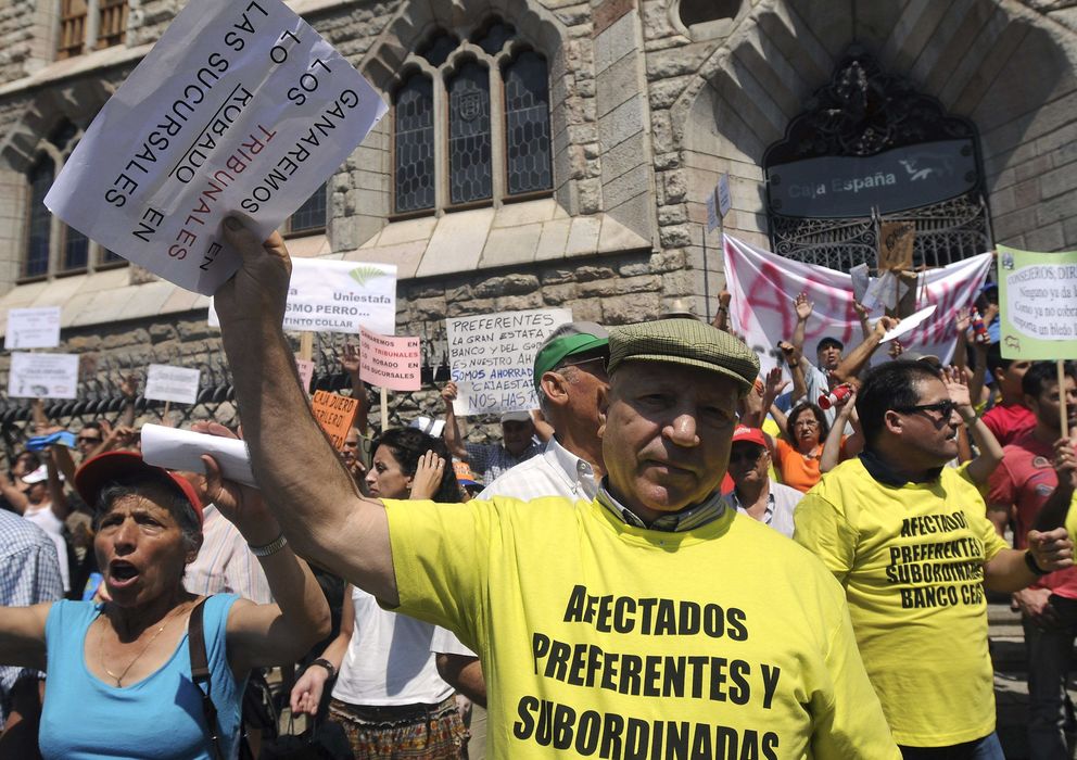 Foto: Titulares de participaciones preferentes de Ceiss durante una manifestación en León. (Efe)