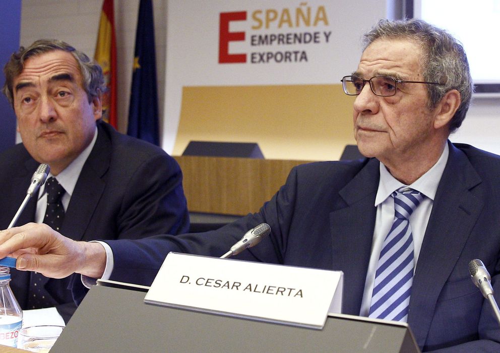 Foto: El presidente del Consejo Empresarial para la Competitividad (CEC), César Alierta (d), junto al presidente de la CEOE, Juan Rosell. (EFE)