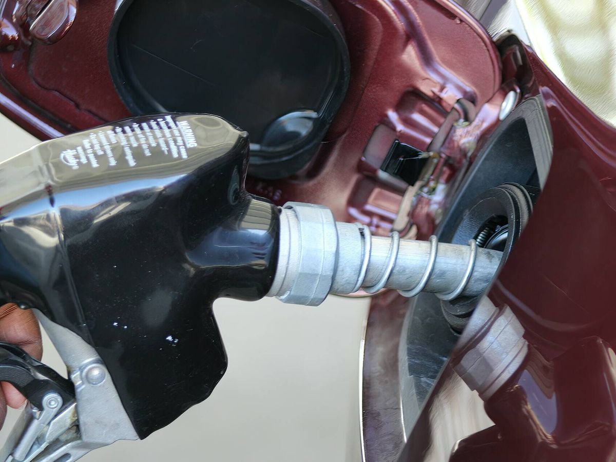 Foto: Ahora más que nunca habrá que mirar el precio del combustible con lupa (Dawn McDonald para Unsplash)