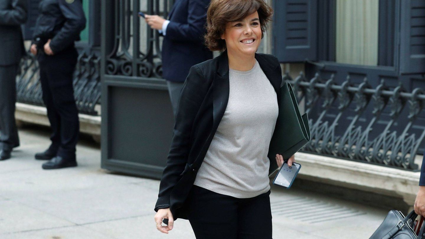 La vicepresidenta del gobierno Soraya Sáez de Santamaría, a su llegada al hemiciclo. (EFE)