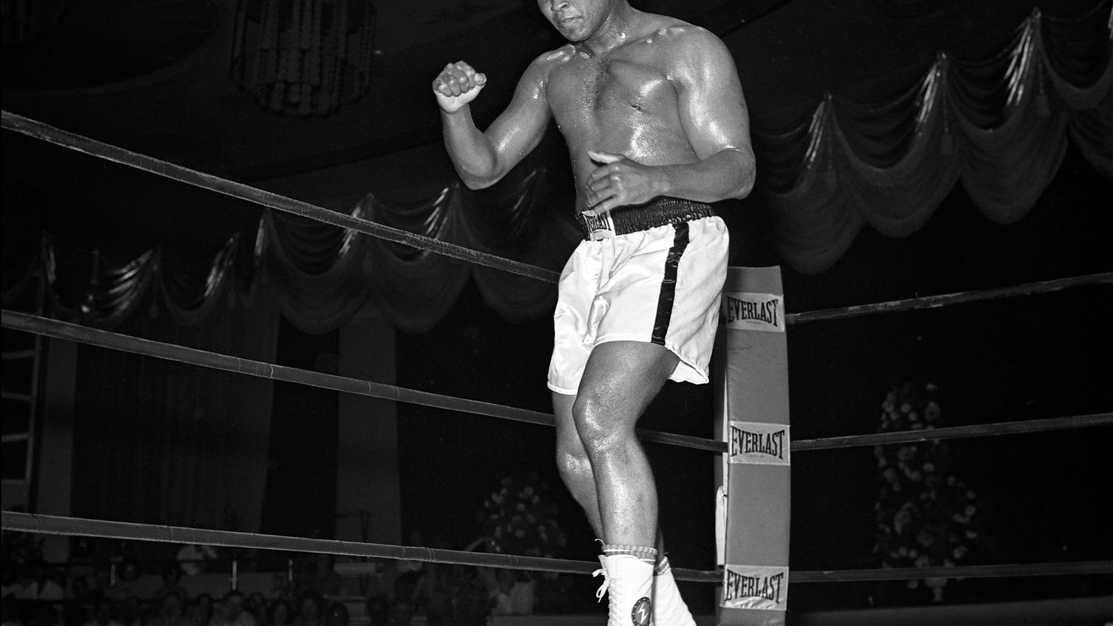 Foto: Ali, antes de un combate (Las Vegas News Bureau).
