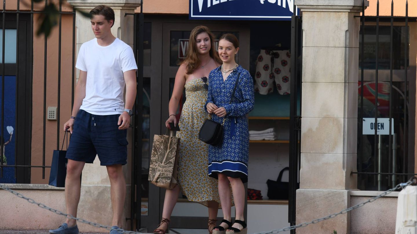 La Princesa Alexandra de Hanover junto a su novio de compras en St Tropez (Cordon Press)